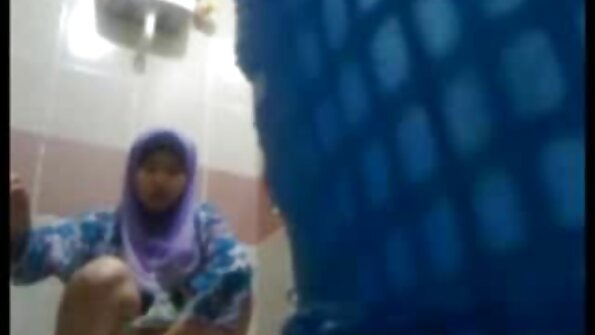 कुरळे केस असलेली श्यामला सोफ्यावर तिच्या जोडीदारासोबत मजा करत आहे