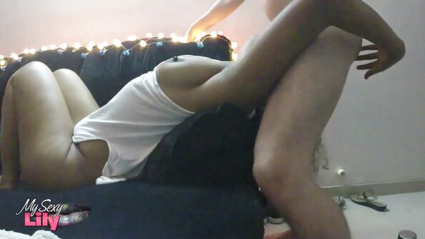 एक सुंदर गोल गांड असलेली एक गोंडस महिला आत प्रवेश करत आहे