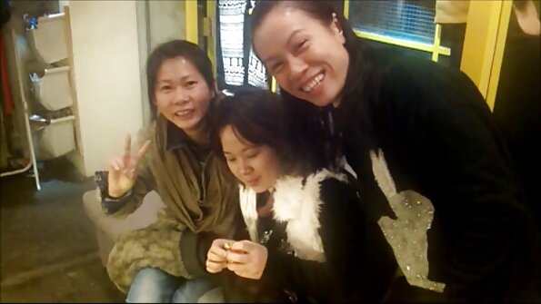 मोहक गोरा एमआयएलएफ मधुर मांसाचा खांब कसा चोखावा हे दाखवते