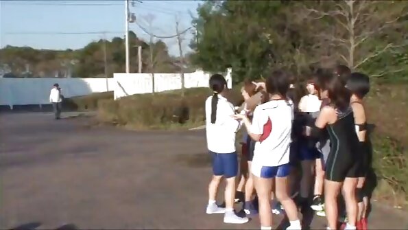 एक मुलगी एका गँगबॅंग मध्ये एकाच वेळी अनेक लंड चोखत आहे