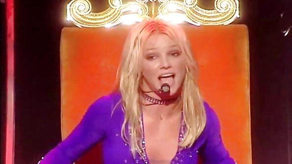 गुदद्वारासंबंधी वेड असलेली गरम श्यामला आत प्रवेश करत आहे