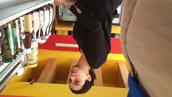 मोठे स्तन असलेली एक आकर्षक तिच्या पाठीवर आहे आणि तिला चोदले आहे