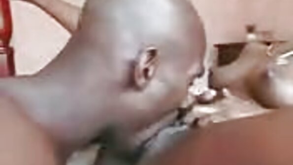 Busty गोरा दोन लंड घेऊ शकतात कोणतीही समस्या न घेता