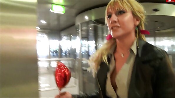 चष्मा असलेली एक बाळ आज काही प्रेमळांसाठी तिची पुच्ची उघडत आहे