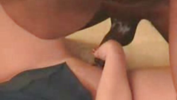 एक मोठा यार त्याच्या डिकला एका कडक कुत्रीने चाटत आहे