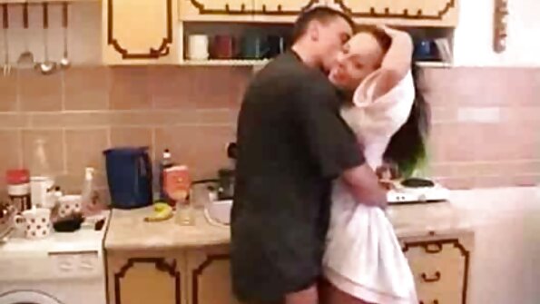 तिच्या गांडीवर एक मोठी गांड आणि केस असलेला बिंबो काही लंड चा आनंद घेत आहे