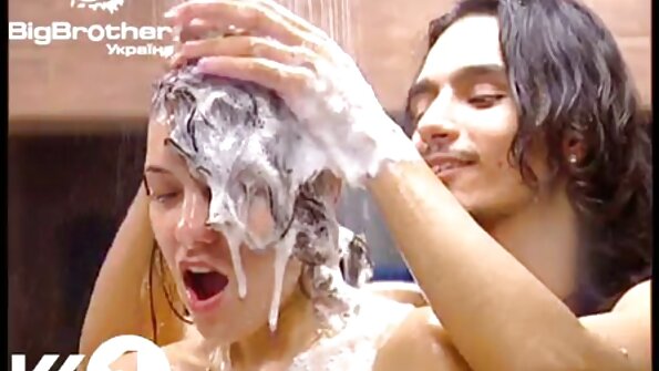 गरम गोल गांड असलेला बिंबो तिच्या मित्रासमोर घुसला आहे