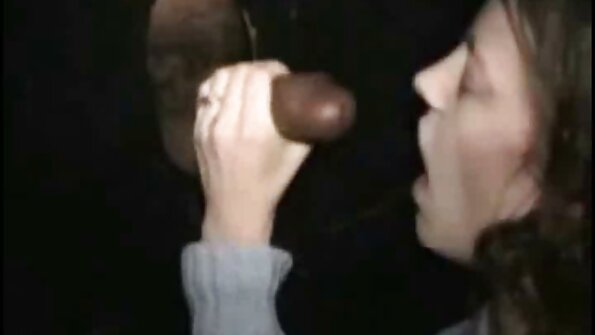 गुदद्वारासंबंधी सेक्सचा आनंद घेणारी एक कुत्री शीटवर आहे, एक मोठा लंड घेते