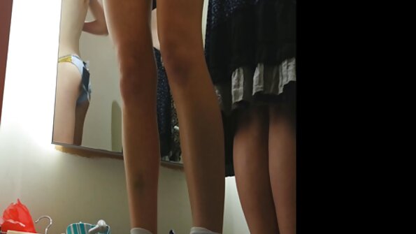 ती कुत्री ज्याला चोखणे आवडते ती नग्न आहे तर ती कोंबडा सांभाळत आहे