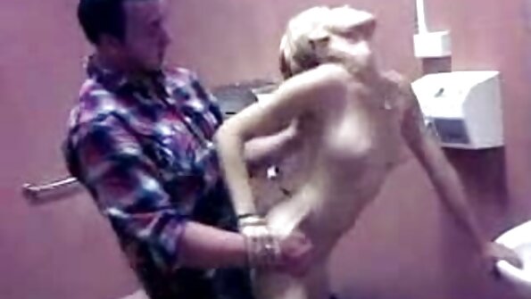 एका काळ्या मुलाला कडक वाटते की तो गरम श्यामला किशोर मध्ये ढकलतो