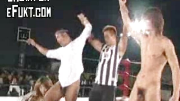 एक सुरेख ज्यात बारीक रॅक आहे तो कठोरपणे आत प्रवेश करत आहे