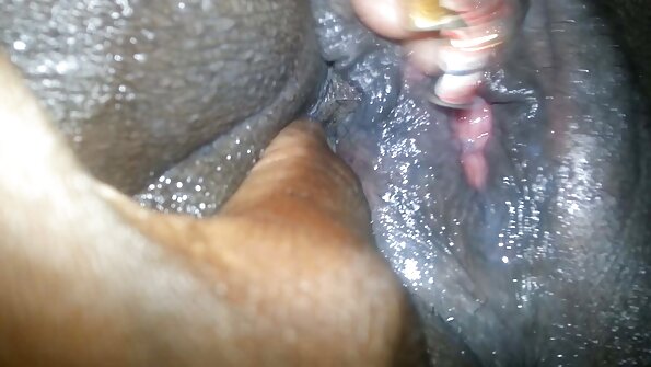 लहान स्तन असलेल्या एका गोराला तिच्या आत दोन डिक्स येत आहेत