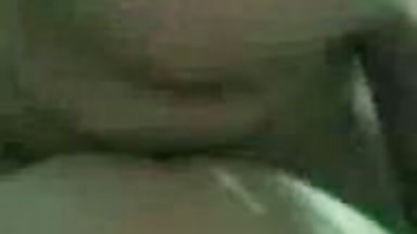 एक छान रॅक असलेला एक गोरा तिच्या गुडघ्यांवर आहे, काही गोळे चाटत आहे