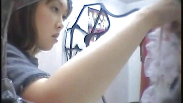 एक सुंदर गोरी गांड असलेला एक गोरा कार्यालयात आहे, त्याला काही कोंबडा मिळत आहे