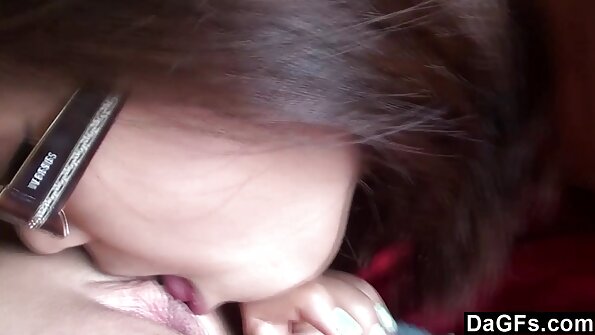 कामुक गांड असलेला एक गोरा तिच्या पुरुषाकडून गुद्द्वार धक्के घेत आहे