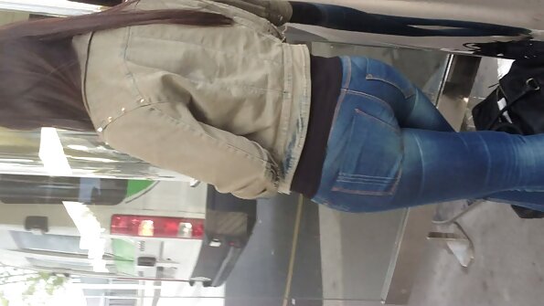 एक श्यामला तिचे तोंड उघडते आणि तिला एक मोठा कठीण गडद खांब मिळतो