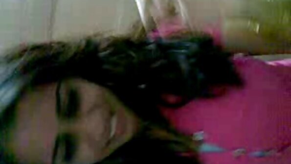 लोकांचा एक गट एकमेकांच्या वर सनी दिवसाचा आनंद घेत आहे