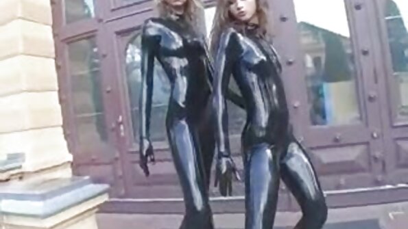 एक गरम छोटी क्यूटी तिच्या कामुक गोल गांड वर कम चा गरम भार मिळवत आहे