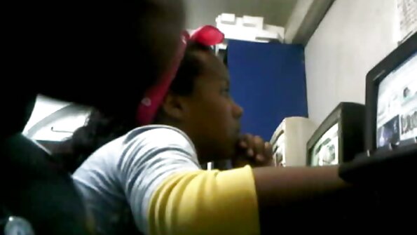 आश्चर्यकारक तरुण लेस्बियन साठ-नऊ स्थान पसंत करतात