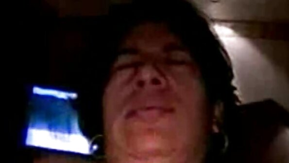 उच्च टाच आणि स्टॉकिंग्ज असलेल्या रेडहेडला भरपूर प्रेम मिळत आहे