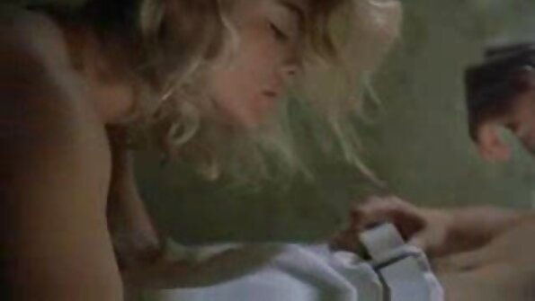 एक मोठी गांड असलेली एक टॉप जड स्लट तिच्या कडक पुच्चीत खेळणी घेत आहे