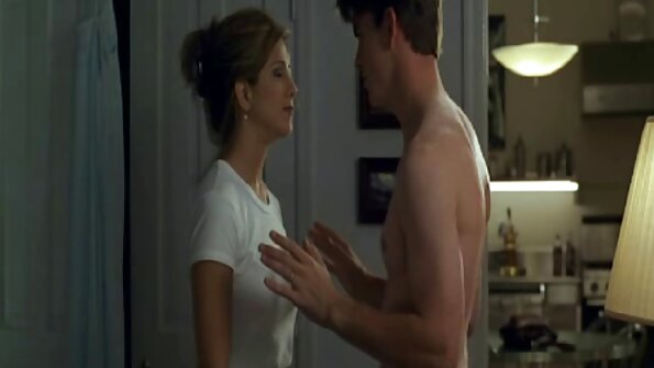 सुंदर सनी दिवस सन लाउन्जरवर आश्चर्यकारक सेक्ससाठी योग्य आहे