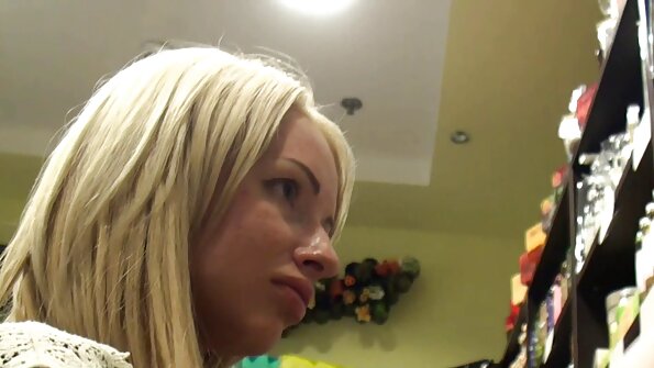 बॉस दूर असताना मोहक सेक्रेटरीला पटकन सेक्स करण्याची इच्छा असते