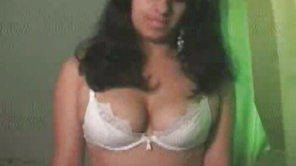 गोरा आणि श्यामला आज सोफ्यावर समान कोंबडा चालवतात