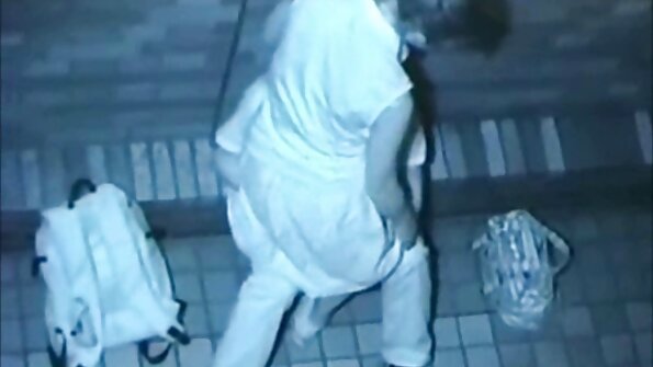 चष्मा असलेली एक बाळ तिच्या श्यामला मित्र आणि एका मुलासोबत आहे