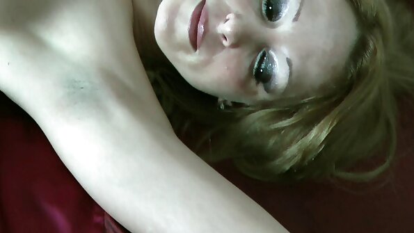 एक मोठी गांड कुत्री ज्याला कोंबडा आवडतो तिला तिच्या गांड मध्ये एक मोठा मिळतो आहे