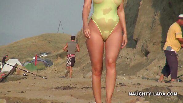 मोठे स्तन असलेली एक मोठी गांड स्त्री तिच्या गांडला खोलवर घुसवून घेते आहे