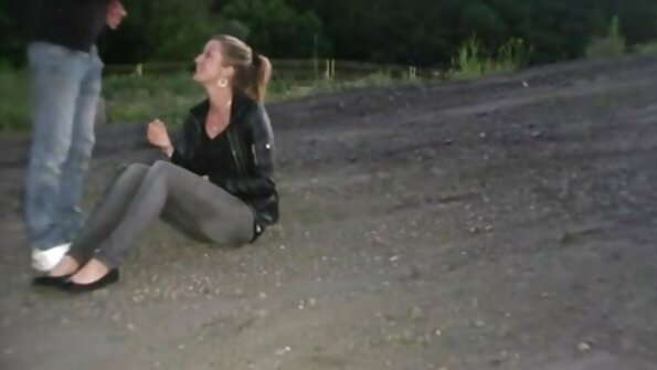 एक मोठा काळा माणूस आपली गोरी काठी एका गरम पांढऱ्या किशोरवयीन मुलाच्या आत घालत आहे