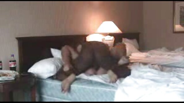 लहान स्तन असलेली श्यामला तिच्या कामुक चेहऱ्याने डिक चोखते