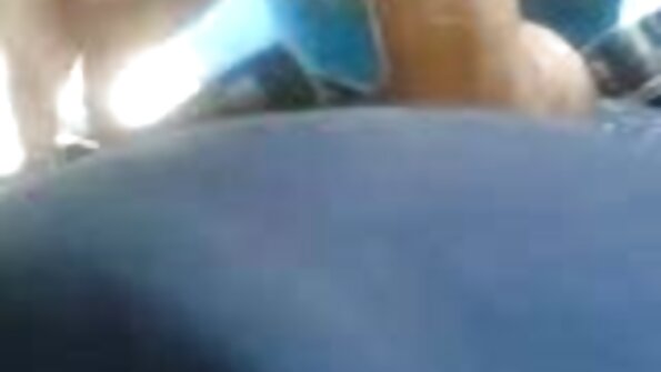 एक मधुर बिंबो आम्हाला बेडरूममध्ये तिची छान दिसणारी लूट दाखवते