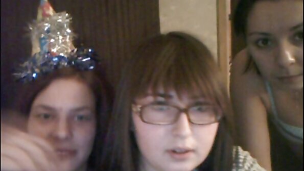 एक गरम कुत्री तिच्या विजार बंद करते आणि मग तिला एक कडक लंड प्राप्त होतो