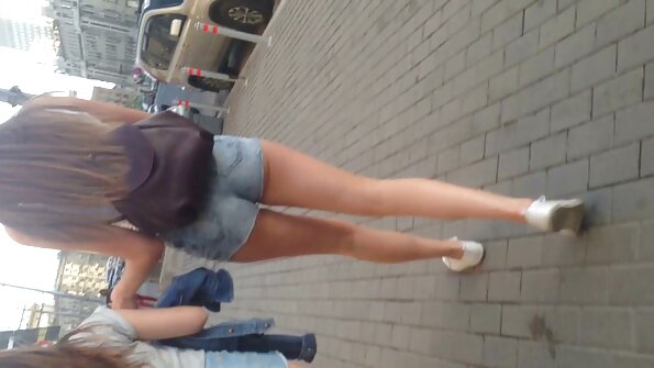 टोकदार निपल्स असलेली एक गरम कुत्री एक मोठा डिक चोखत आहे आणि त्यावर स्वार होत आहे