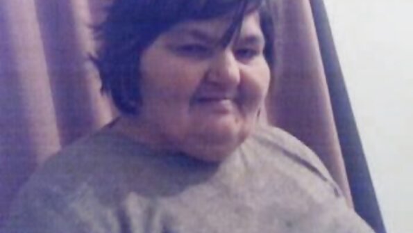 एक गरम गोरा तिची गांड एका मोठ्या डिक कडे उघडतो आणि तिला cumshot होतो