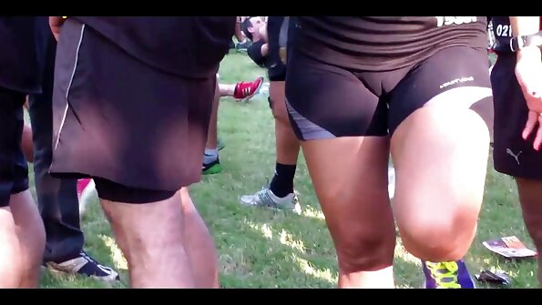 गरम श्यामला तिच्या माणसाला अंथरुणावर असताना आनंदी करते