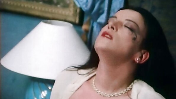 एक पातळ गोष्ट टेबलच्या वर आहे, नग्न आहे आणि चोखत आहे