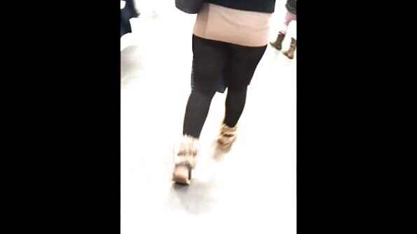 गुदद्वारासंबंधी चोखणे आवडणारी एक मोठी गांड कुत्री तिला आवश्यक ते मिळत आहे