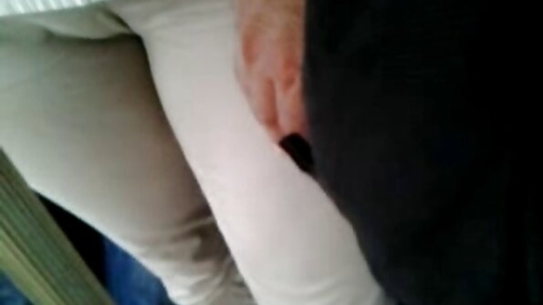 एक बिंबो ज्याला कोंबडा आवडतो ती तिच्या पुच्चीला लांबून आत घुसवते