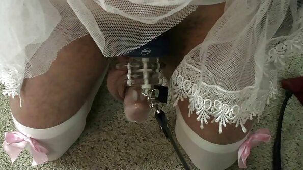 बनावट स्तन असलेला बिंबो तिच्या केसांना ओढत असताना तिला चोखत आहे