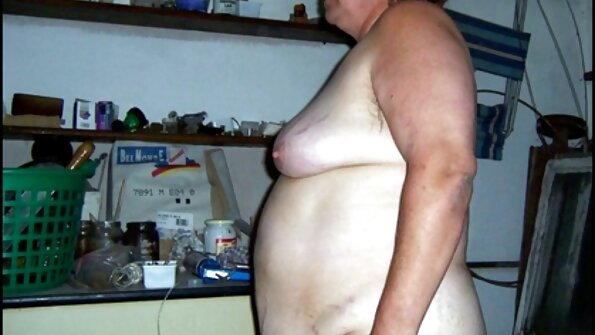 नैसर्गिक हूटर्स असलेली बिंबो तिच्या ओठांना एका मोठ्या कडक कोंबड्याभोवती फिरवत आहे