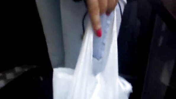 तिची गांड गालावर पसरायला आवडणारी कुत्री तिच्या ओल्या नितंबाचे चुंबन घेत आहे