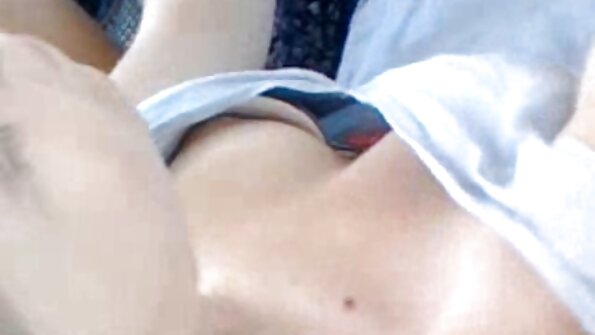 गोड गोड आणि मादक स्नॅच तिच्या योनी मध्ये धक्के मारत आहे