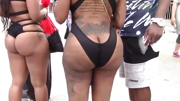 एक श्यामला एकल मुलगी तिच्या ओल्या योनी मध्ये एक मोठे सेक्स टॉय चिकटवत आहे