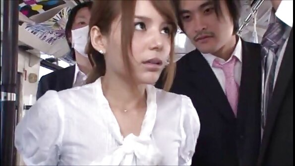 एक श्यामला ज्याला चाटणे आवडते ते सोफ्यावर लक्ष वेधत आहे