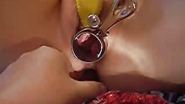 तिच्या ओल्या योनीत हात चिकटवणारी श्यामला ओरडत आहे