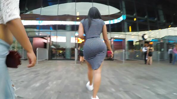 एक कोंबडी तिची गांड चाटते आणि तिच्या प्रियकराद्वारे आत प्रवेश करते