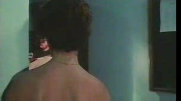 चष्मा असलेल्या एड्रियाना चेचिकने स्टीव्ह होम्ससोबत जंगली संभोग केला